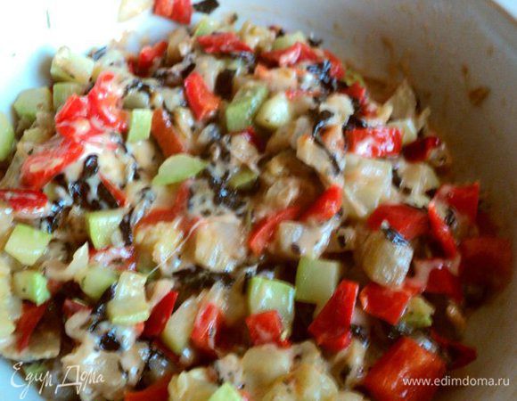 Добавить сыр и базилик к овощам, перемешать и снять с огня.