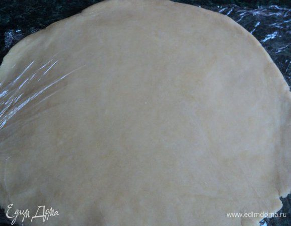Духовку разогреть до 180 градусов. Тесто раскатать между двумя слоями пищевой пленки.