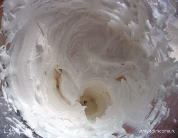 Пока готовятся трубочки, сделаем крем: белок взбиваем с сахарной пудрой в пышную пену, добавляем 1 ст. л. лимонного сока и еще немного взбиваем. Все, крем готов, осталось дождаться, чтобы приготовились трубочки