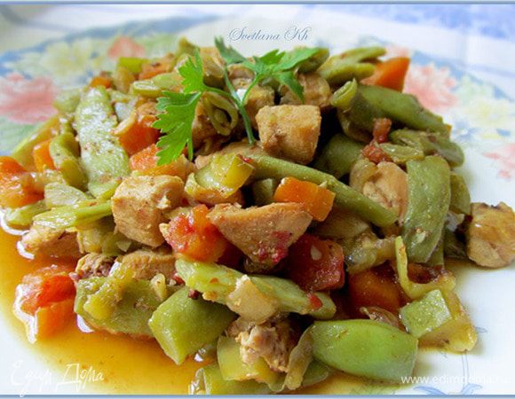 Фасоль и помидор добавляем в самом конце. Подливаем  немного воды и даем потушиться минут 5-10.