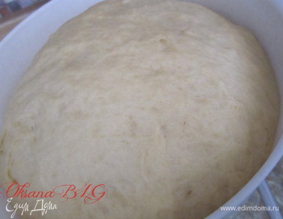 Если у вас есть хлебопечка, все просто, ингредиенты помещаем в форму и ставим хлебопечку на режим замес теста. После отключения хлебопечки тесто немного подмешать, поместить в глубокую посуду, дать еще раз подойти.
Если же хлебопечки нет, можно обойтись и без нее.) В муку добавить дрожжи, сахар, теплое молоко перемешать. Добавить яйца, растопленный маргарин, соль. Замесить мягкое не липкое тесто. Поставить в глубокую миску, накрыть полотенцем, оставить на 1-2 часа, до увеличения теста в 2,5 раза. Еще раз подмесить и оставить опять подходить на такое же время.