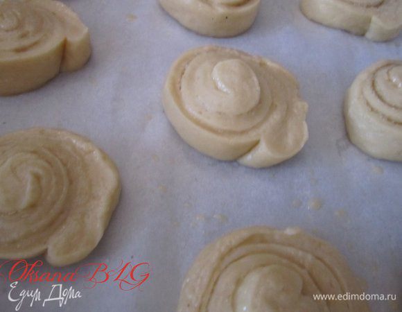 Выложить на противень, застеленный пергаментной бумагой, оставить на 10-15 минут. Затем смазать яйцом. Выпекать 15-20 минут до золотистого цвета, при температуре 180 градусов.