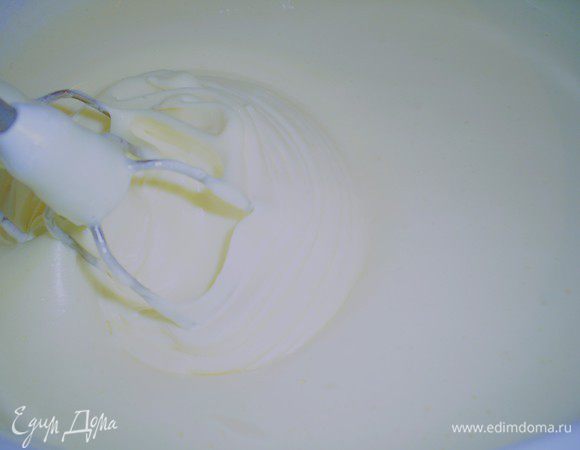Яйца взбиваем миксером до увеличения объема в 2 раза. Не прекращая взбивать, постепенно всыпаем сахар. Масса должна получится белой и густой. Взбивать не меньше 10 минут!