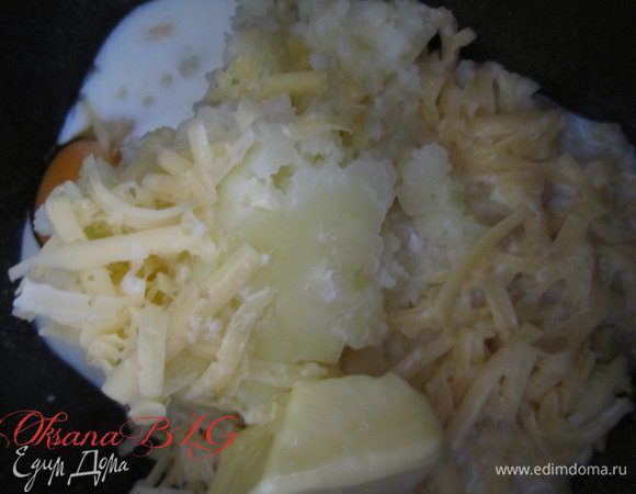 Тесто можно приготовить в хлебопечка, поместив все ингредиенты в форму и выставить программу замеса теста. После замеса тесто подмесить в ручную, поставить в глубокую миску, накрыть полотенцем дать еще раз подойти.
При приготовлении теста без хлебопечки, нужно муку смешать с дрожжами.
Картофельное пюре залить молоком, получившуюся массу добавить к муку. перемешать. Добавить сахар, твердый сыр(натертый на терке), яйцо, растопленное сливочное масло, соль. Замесить мягкое не липкое тесто, при необходимости добавить немного муки. Тесто поставить в глубокую посуду, накрыть полотенцем, оставить подходить на 1 час или до увеличения в размере в двое. Повторно подмесить, дать еще раз подойти.