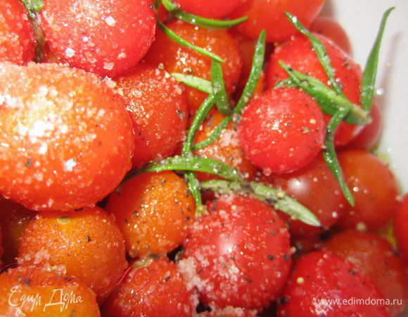 Помидоры вымыть, удалить хвостики. Добавить соль, перец, розмарин по вкусу, 3-4 ст.л. оливкового масла, перемешать, оставить на 15-20 минут.