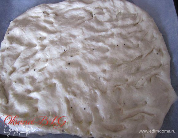 Тесто разделить на 2 части, разровнять рукам, выложить на противень застеленный пергаментной бумагой. оставить на 10-15 минут.
