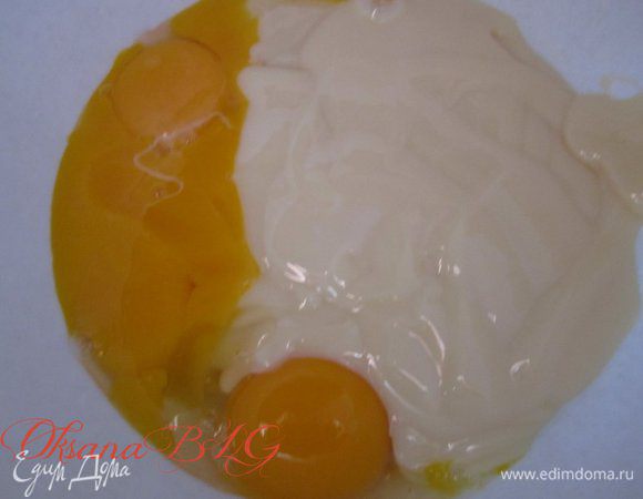 Желтки отделить от белков. Желтки взбить со сгущенным молоком.