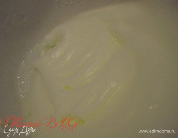 Белки со щепоткой соли взбить до устойчивой пены.