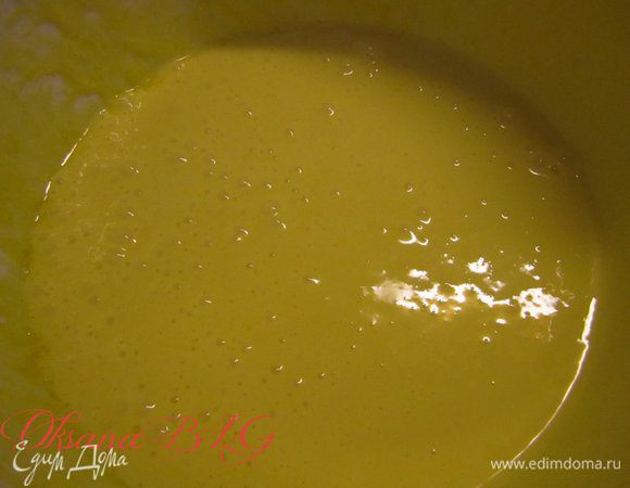 ...К взбитым желткам добавить муку смешанную с разрыхлителем.