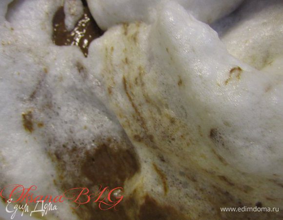 Аккуратно ввести взбитые белки.