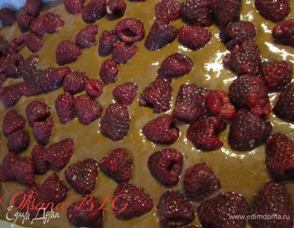 ..Тесто выложить в форму (застеленную пергаментной бумагой) на верх выложить малину.