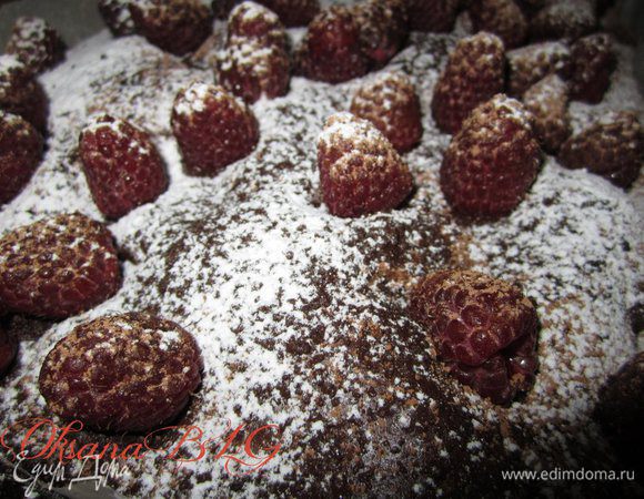 ...Выпекать 30-40  при температуре 180 градусов. Готовность проверить деревянной шпажкой. она должна быть сухой. после выпечки посыпать какао и  или пудрой. Или полить шоколадной глазурью.