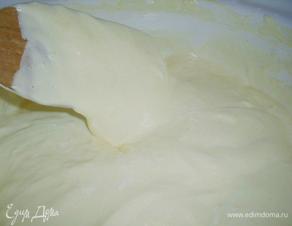 Небольшими порциями добавляем разрыхлитель, просеянный с мукой. Перемешиваем лопаткой!