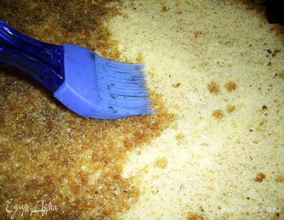 Для пропитки кипяченую воду нагреваем., растворяем в ней кофе и сахар. Добавляем коньяк. С помощью кисточки пропитываем готовые остывшие коржи.