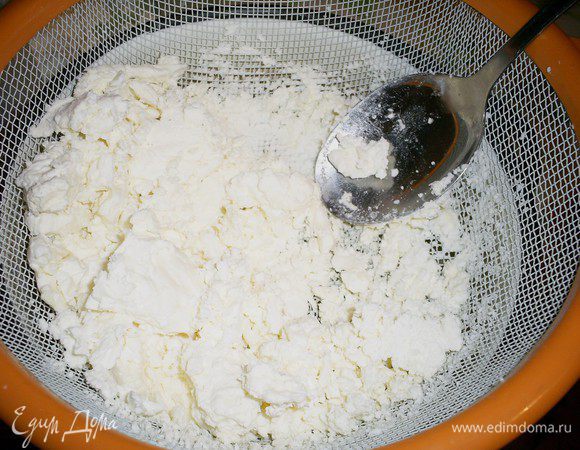 Займемся приготовлением крема. Если вам повезло и у вас пастообразный творог - переходите к следующему пункту, если не - читайте дальше. Обычный творог лучше взять нейтральный на вкус и пожирнее. Протираем его через сито. К полученной массе добавляем пару ложек сметаны (сливок) и взбиваем погружным блендером до получения однородной массы.