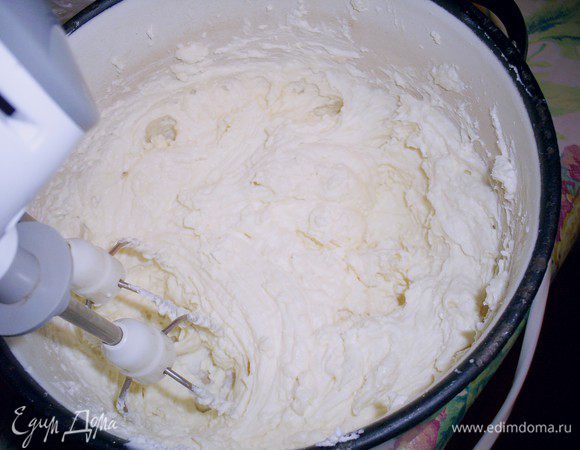 Пастообразный творог взбиваем миксером с тремя ложками сахарной пудры.