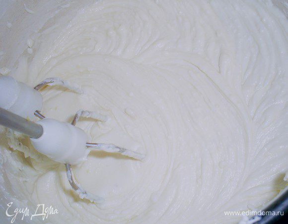 К полученной массе добавляем лимонную цедру и растопленный белый шоколад и взбиваем еще раз.