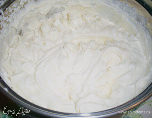 Сливки или густую некислую сметану взбиваем с 1 ложкой сахарной пудры до устойчивых пиков.