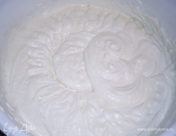 Осторожно соединяем сливки и творожную массу, перемешиваем миксером до однородности. Долго не взбивать!