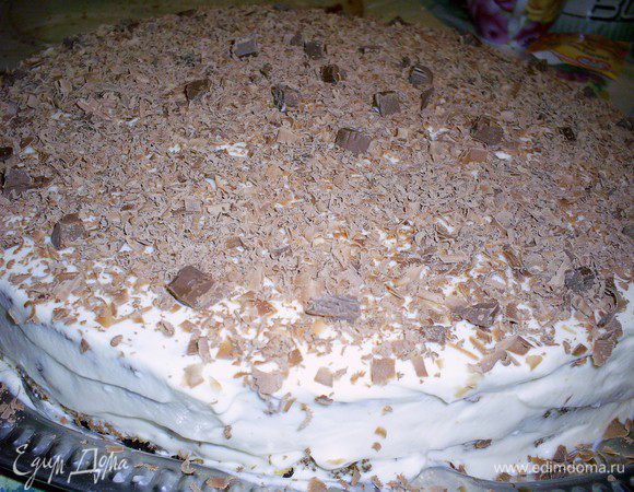 Смазать корж с застывшей шоколадной прослойкой кремом, сверху уложить второй корж прослойкой вверх. Осторожно, коржи влажные и легко деформируются. Удобно их перемешать с помощью двух лопаток. Снова крем, третий корж прослойкой вверх и крем. Верх украшаем натертым шоколадом (в оригинале) или по своему усмотрению. Оставляем торт в холодильнике пропитаться, если сможете выдержать, лучше до утра. 