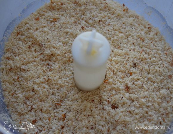 Измельчить вафли в блендере.Добавить к ним миндаль и пермолоть блендером.Перемалывать до крошки примерно со спичечную головку.