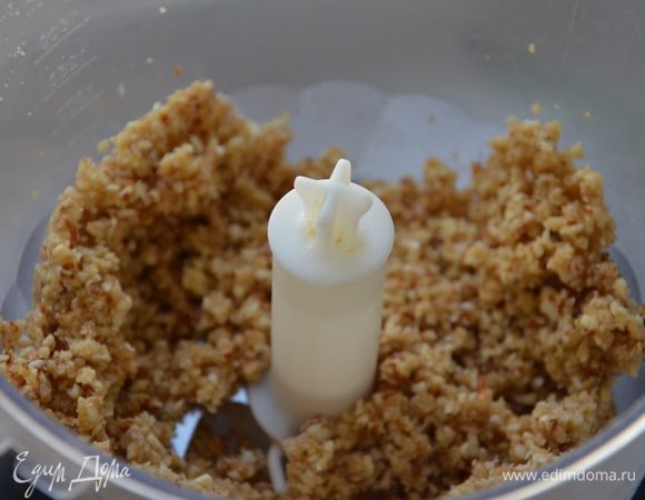 Добавить растопленное сливочное масло и перемешать.