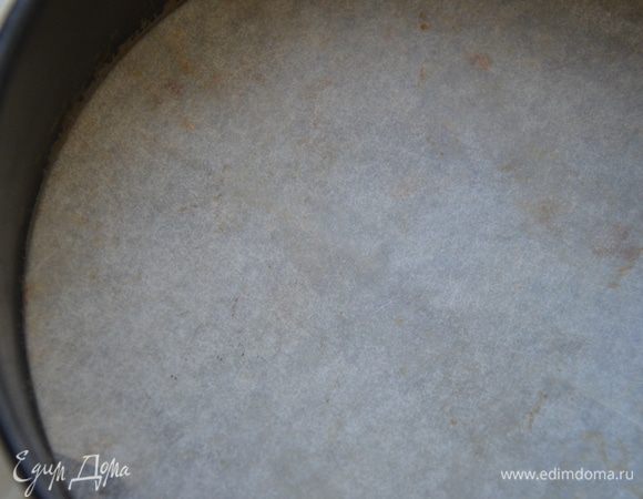 Дно разъемной формы(диаметром 18см)застелить пергаментом.