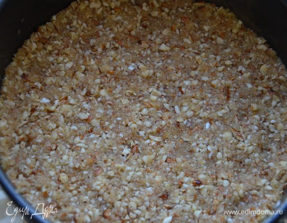 Выложить в форму вафельно-миндальную массу и тщательно утрамбовать.