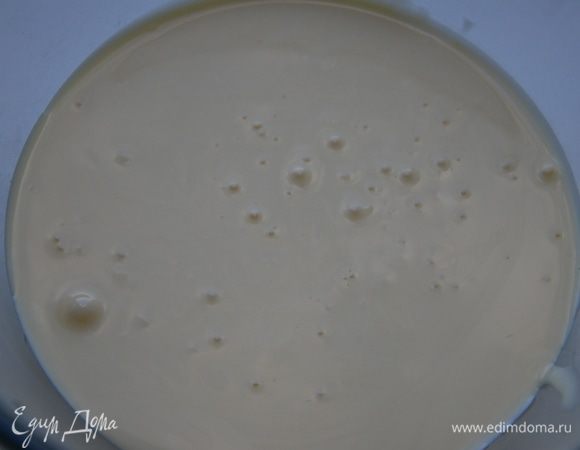 С миске взбить сгущенные сливки .