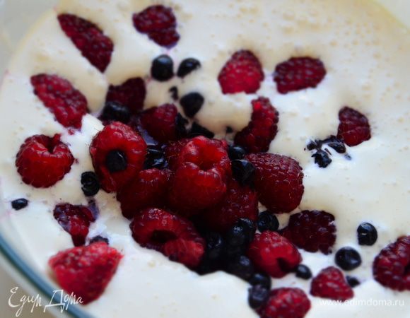 Малину и чернику вымыть.Добавить к сливкам сгущенным.