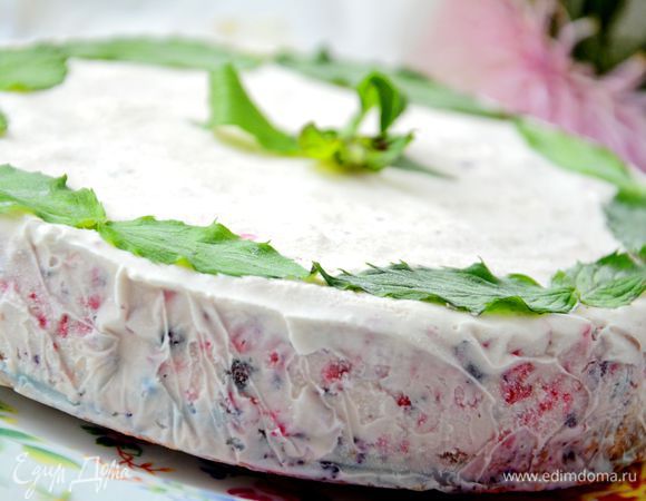 Затем добавить обычные 20%сливки и еще раз тщательно взбить миксером.Вылить все на охлажденный корж и поставить в морозилку,до полного застывания.У меня торт стоял в морозилке всю ночь.Перед подачей можно украсить листиками свежей мяты и малиной.Так же перед подачей дайте торту постоять минут 15-20 при комнатной температуре.