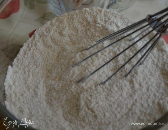 Разогреть духовку до 180гр.Смазать квадратную форму.Смешать муку,3/4 стак.песка,разрыхлитель,соль.