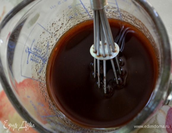 Используя ножы покромсать растит. жир в крошку.У меня в тот момент жира не была ,я использовала растит.масло. Смешать 1/2 часть стакана порезанного раст.жира с 2 стол.л сахара и корицы,отставить в сторону.