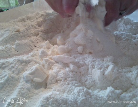 Масло муку и сахар растереть в крошку.