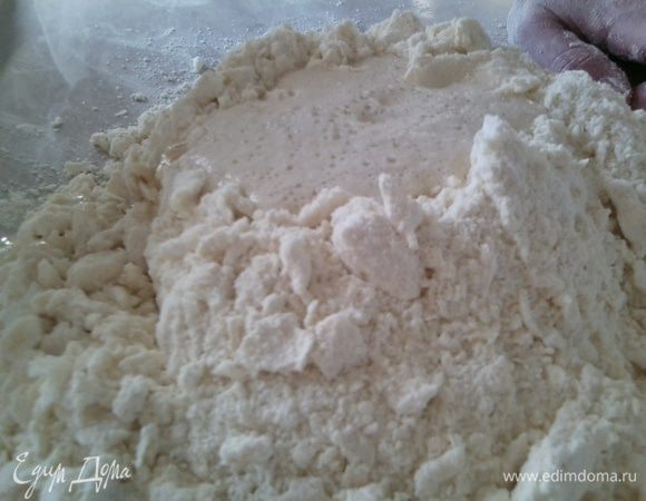 Собрать крошки "горкой",в центре сделать углубление,влить в углубление пиво.