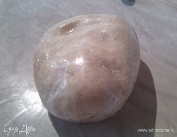 Вымесить тесто,завернуть в пищевую пленку,убрать в холод на 1 час.