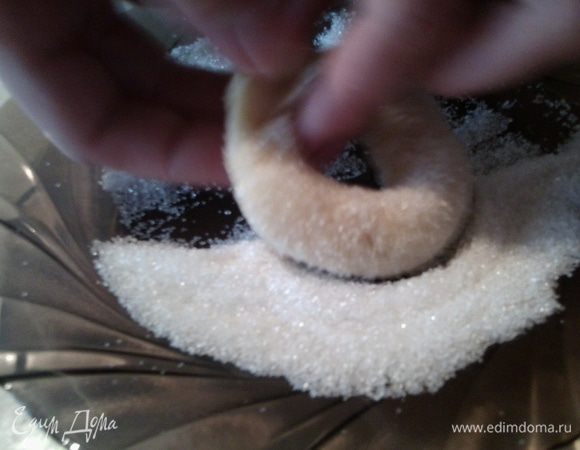 Затем отламывать кусочки теста,делать жгутики,обваливать их в сахаре и скручивать в колечки.