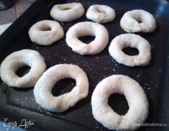 Разложить печенье на противень,проложенный пергаментом и выпекать при 220*С до золотистого цвета.