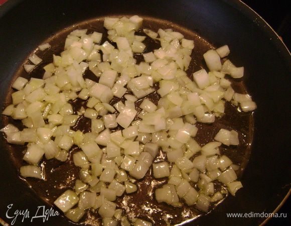 Разогреть половину сливочного масла и обжарить мелко нарезанный лук, пока он не станет мягким.