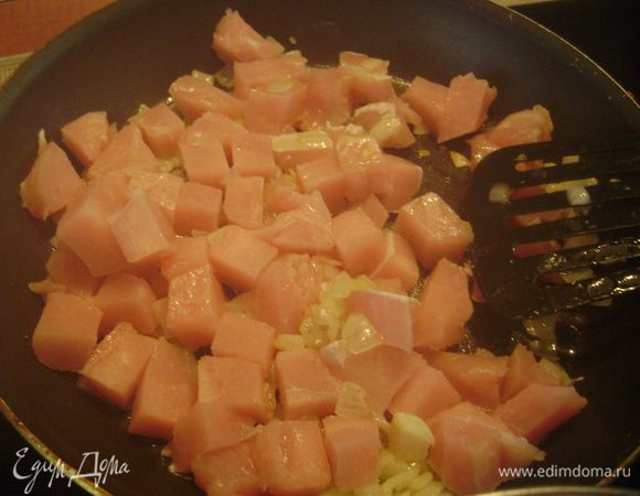 Мясо индейки порезать небольшими кубиками и добавить к луку, обжаривать вместе 10 мин.