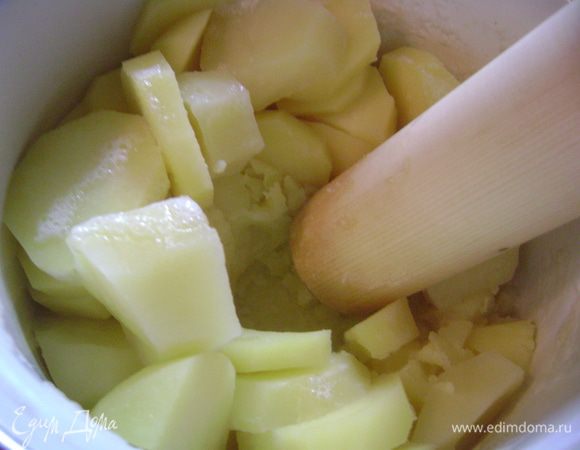 Картофель очистить, отварить и размять.