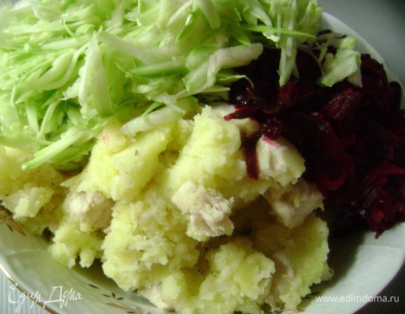 Выложить индейку с луком в большое блюдо, добавить туда же растертый картофель, натертую свеклу и кабачок, шалфей, розмарин, соль и перец, перемешать.