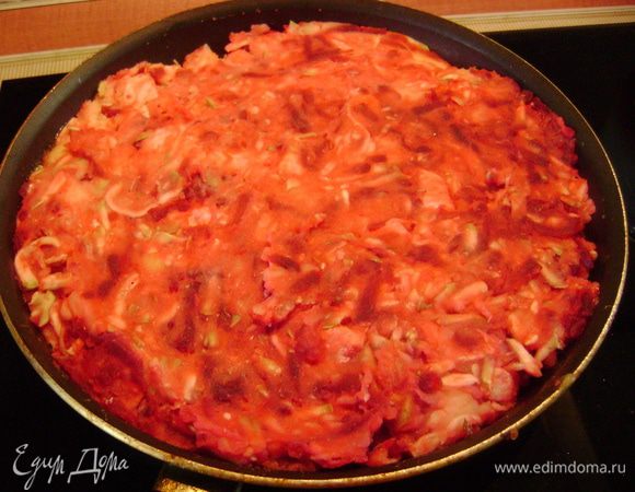 В сковороду положить индейку и овощную смесь, хорошенько утрамбовать и жарить на умеренном огне 15 мин до образования золотистой поджаристой корочки.