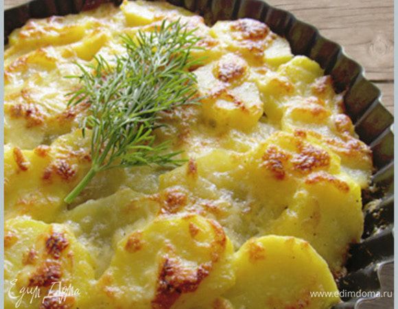 Сливки смешайте с сыром, солью, травами и залейте запеканку. Поставьте в духовку и запекайте до румяной корочки.