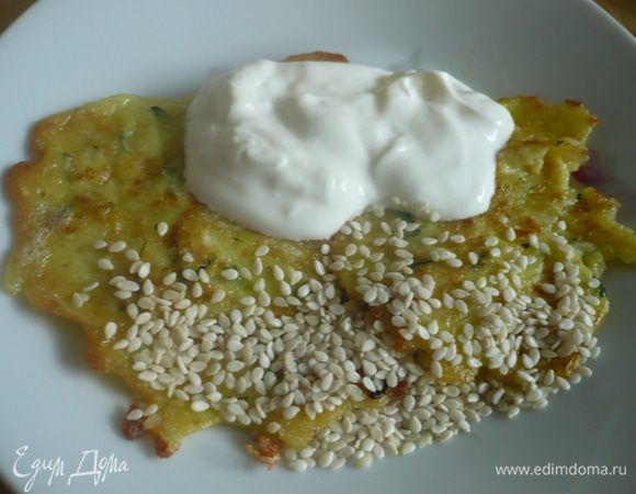 Готовые оладьи посыпать кунжутом и заправить сметаной. Приятного аппетита!