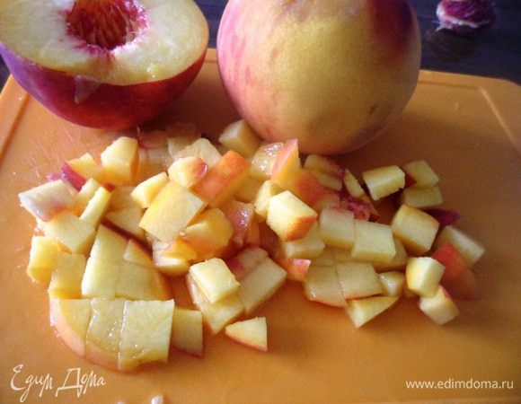 Персики моем, удаляем косточки и нарезаем небольшими кубиками