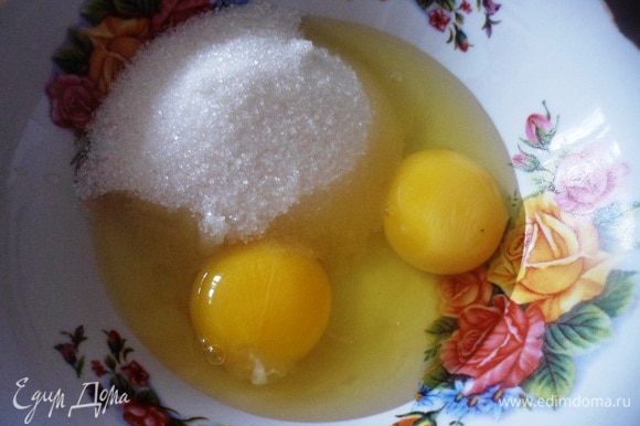 Яйца растираем с сахаром и ванилином