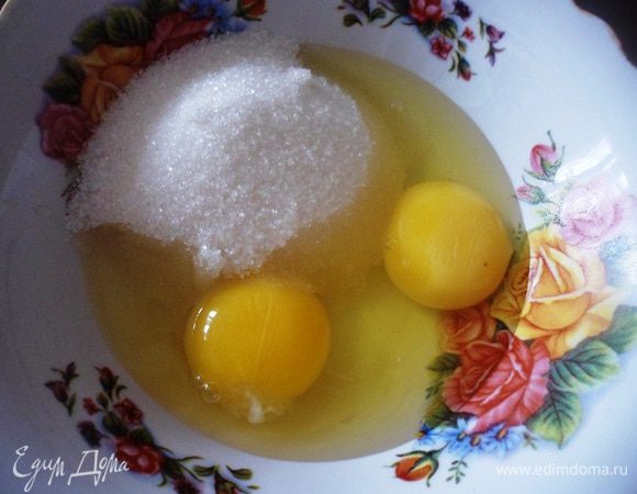 Яйца растираем с сахаром и ванилином