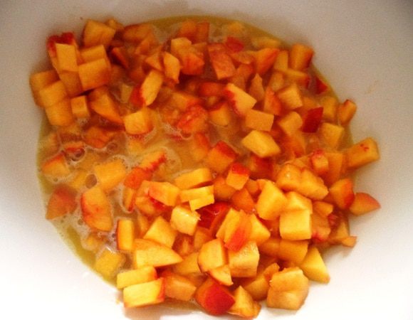 Яичную смесь добавляем к персикам