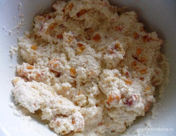 Добавить к смеси протертый творог и тщательно перемешать